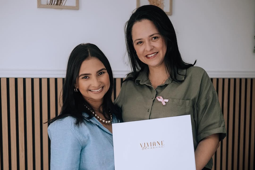 Terapeuta a usar ventosas nas costas